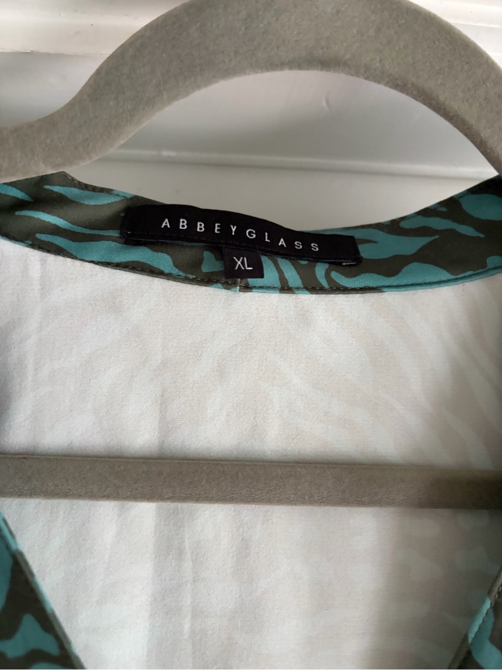 ABBEY GLASS Printed V-Neck Button Front Blouse - Green/Teal, XL - Picture 4 of 5